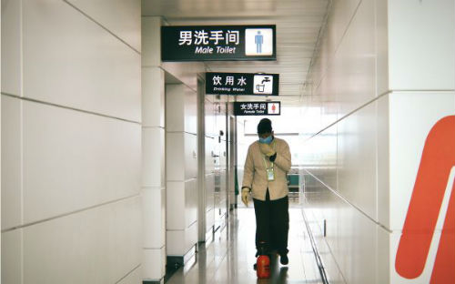 疫情下的潮汕机场｜机场清洁人员在讨论假口罩新闻