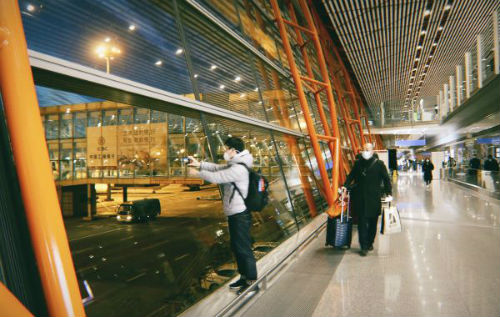 首都机场｜许多乘客下机后驻足拍摄晚霞